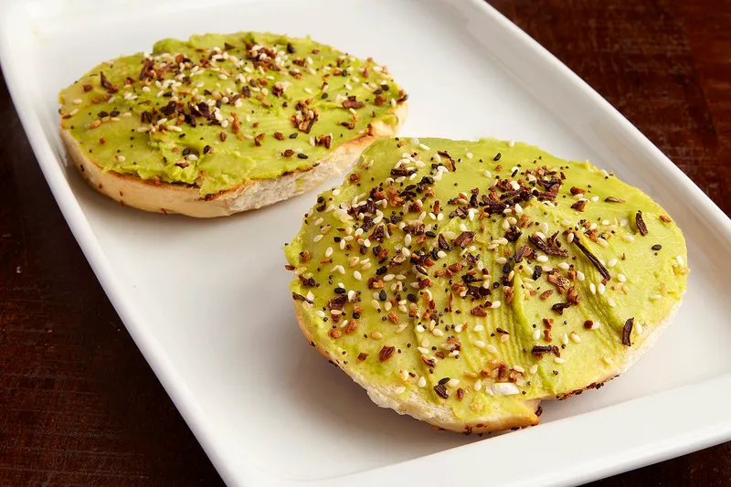 Avocado on a bagel topped with everything seasoning